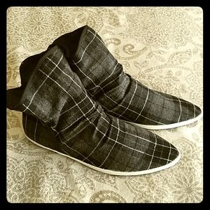 Sanuk Kat Spynx Plaid Booties
